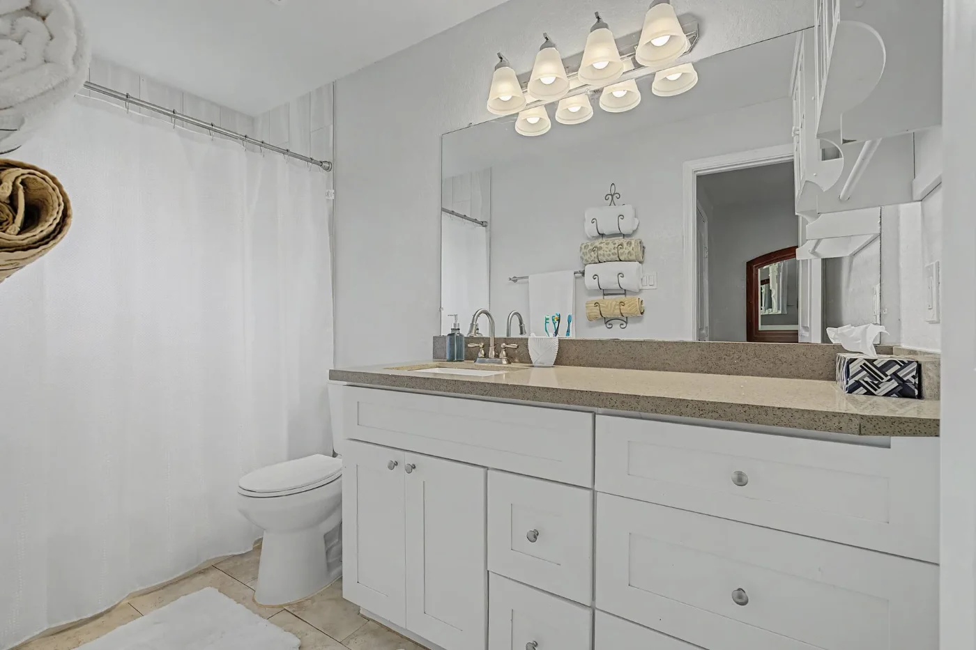 Baño con lavabo y espejo