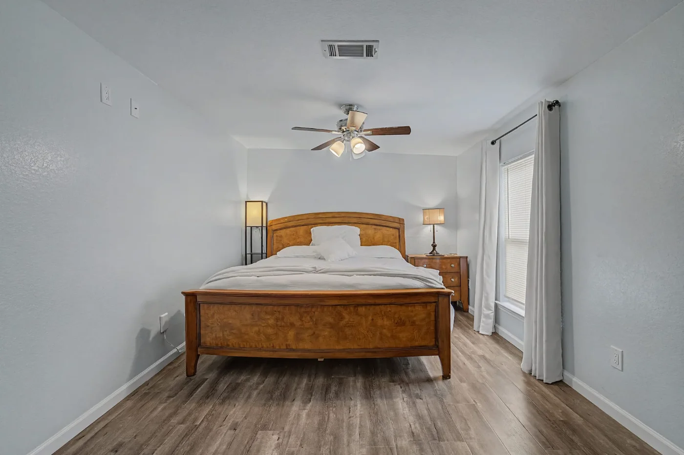 Dormitorio con cama de madera