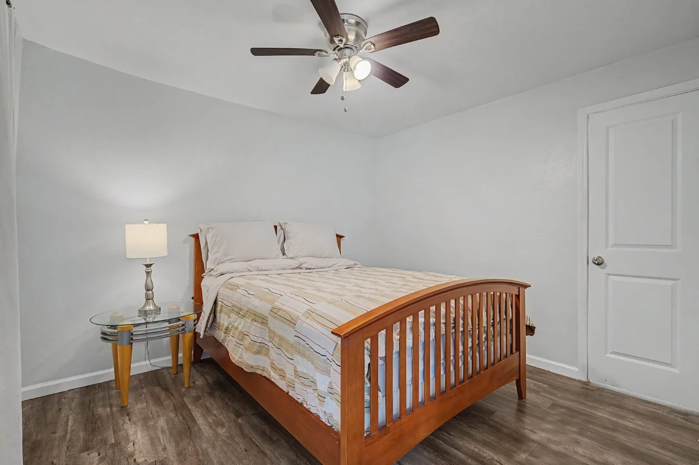 Dormitorio con cama doble