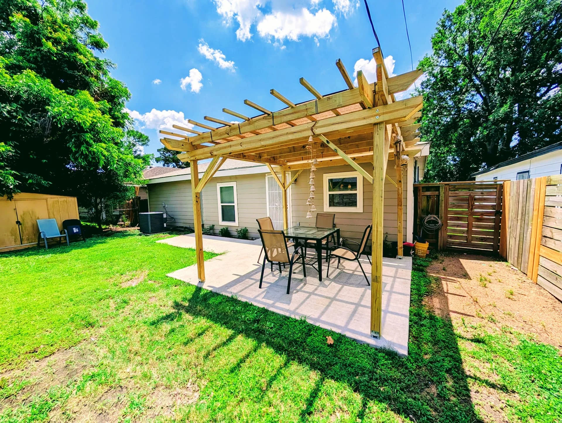 El jardín con la pérgola al fondo